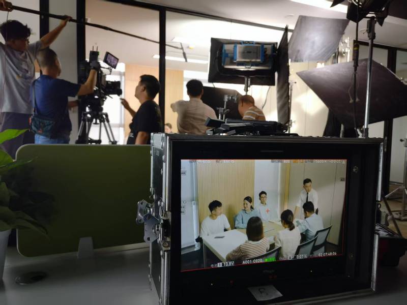 鹤庆县TVC拍摄公司：科技产品视觉化大师，诠释未来感与功能美学